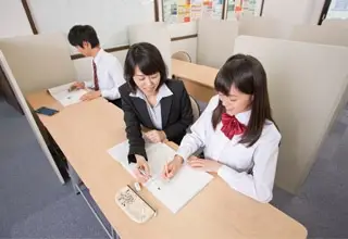 俊英館
